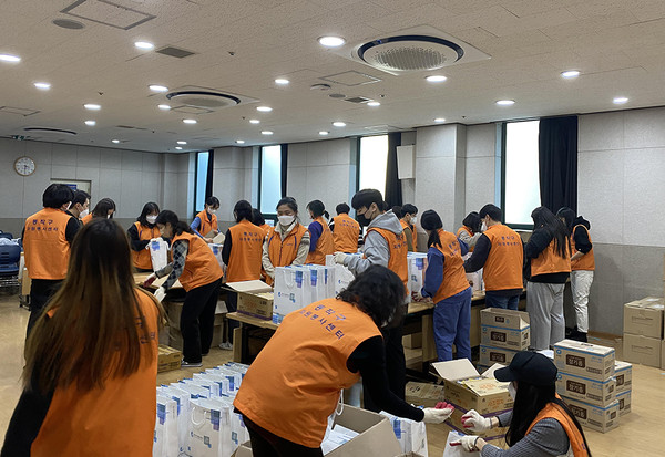 ▲ 동작구는 지난달 28일 동작구자원봉사센터에서 곰탕, 주방세트 등 ‘겨울나기 행복꾸러미’를 제작하고 있다.