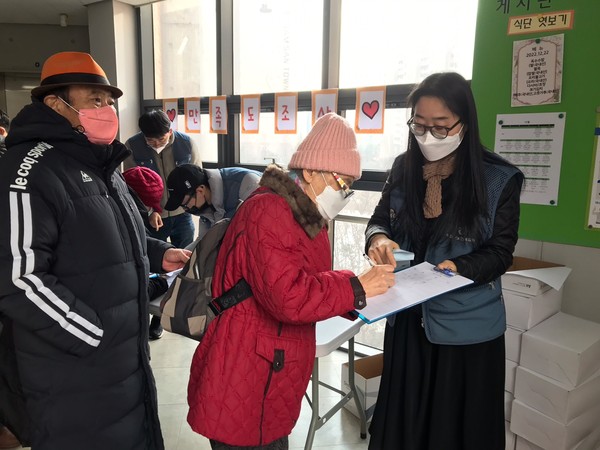 ▲ 부평구노인복지관은 청춘식당을 이용하는 어르신을 대상으로 한 2023년도 종합 서비스를 평가하는 청춘식당 고객 만족도 조사결과 운영 전반에 대한 평가가 ‘우수’로 나타났다고 밝혔다.