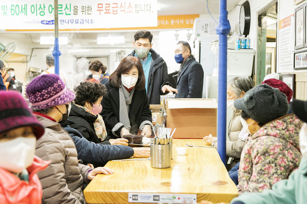 ▲ 무료급식소 방문한 김경희 의장.