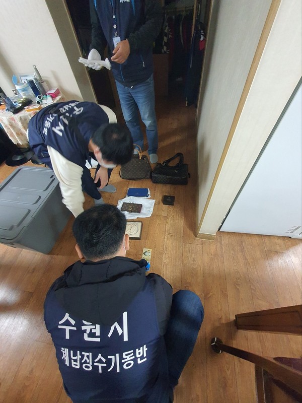 ▲ 수원시 체납징수기동반이 가택수색을 하고 있다.