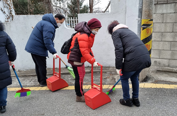 ▲ 동작구 노량진 1동에서 주민 대청소를 실시하고 있다.