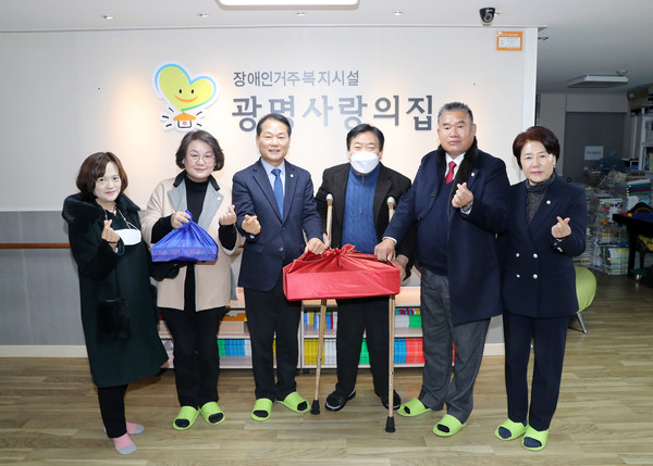 ▲ 광명시의회, 설 맞이 복지시설 방문 모습.