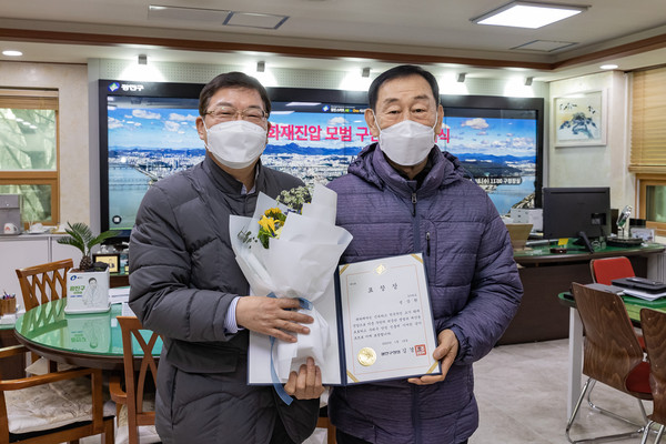 ▲ 주택화재진압 모범 구민 표창 수여 기념사진.
