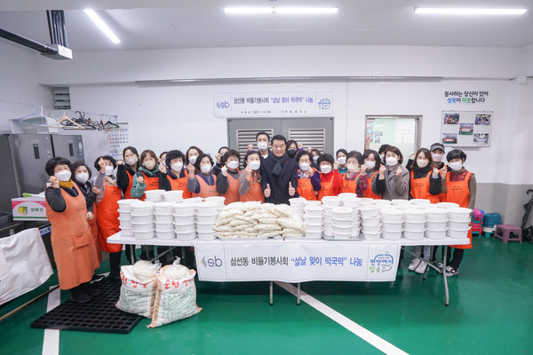 ▲ 삼선동 비둘기봉사회 ‘설 명절 꾸러미’ 전달 모습.