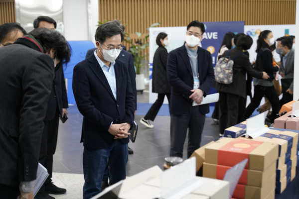 ▲ 경기도 공동브랜드 ‘착착착’ 특설판매행사 부스,김동연 경기도지사 방문.