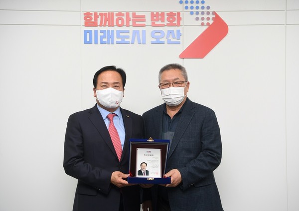 ▲ 이권재 오산시장(왼쪽), 소상공인연합회 목민감사패 수상 기념사진 촬영.