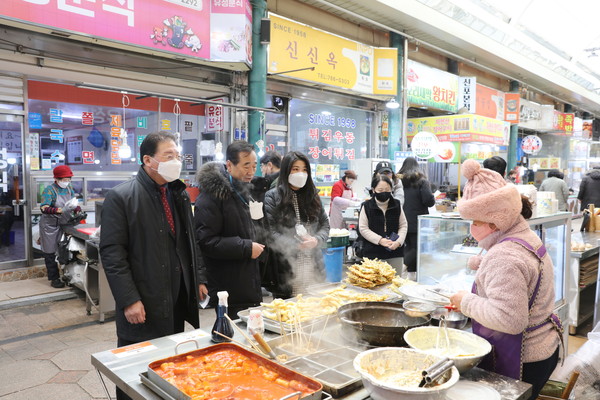 ▲ 설 명절 맞이 전통시장 방문 모습.