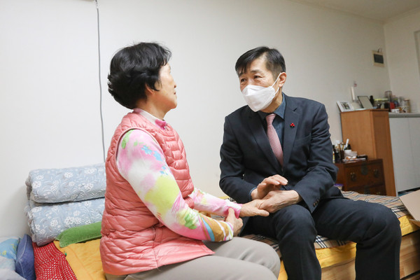 ▲ 전성수 서초구청장, 설 앞두고 복지관 등 방문 모습.