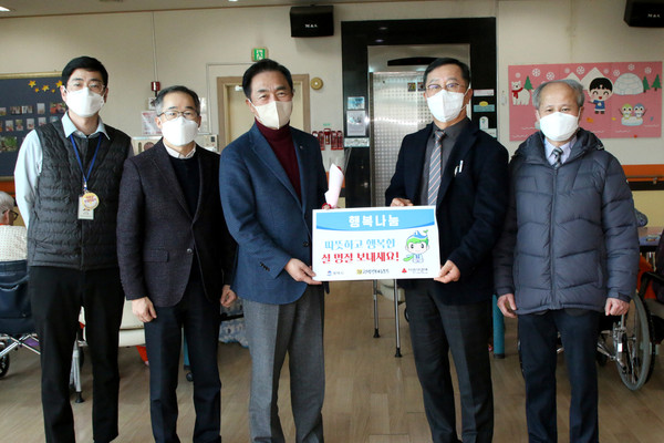 ▲ 정장선 평택시장(왼쪽에서 세번째), 취약계층 및 복지시설 방문 기념사진 촬영.