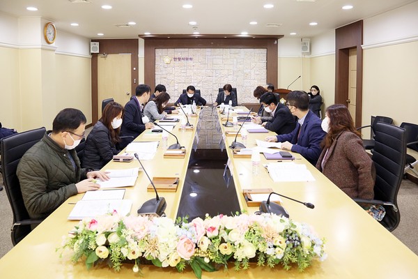 ▲ 안양시의회가 지난 18일, 민원상담실에서 2023년 주요업무보고회를 개최했다.