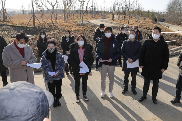 ▲ 현장에서 농민들로부터 피해 당시 상황에 대해 이야기를 듣고 있는 위원들의 모습.