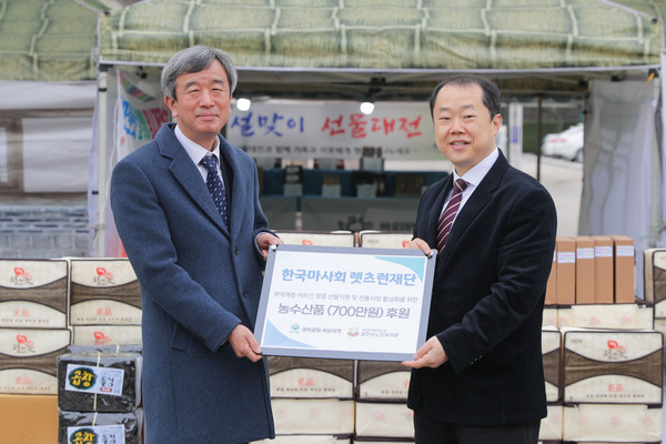 ▲ 왼쪽부터 정기환 렛츠런재단 이사장, 유호근 과천시노인복지관장.