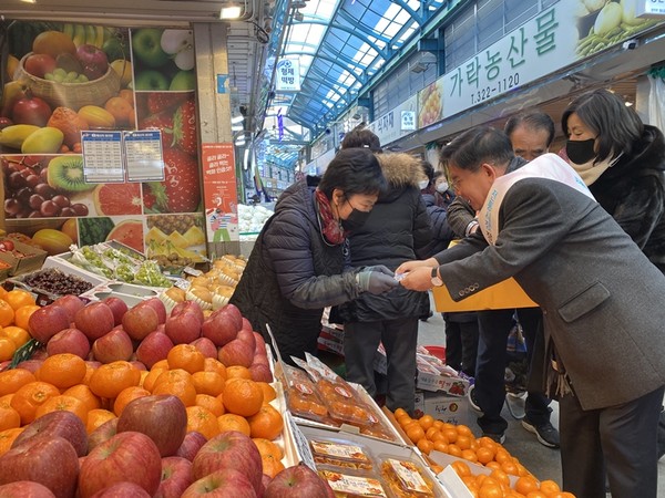 20일 월드컵시장에서 과일을 구입하고 있는 박강수 마포구청장