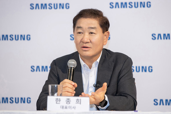 ▲ 삼성전자 한종희 대표이사 부회장이 미국 라스베이거스 CES 2023현장에서 개최된 기자간담회에서 발표하고 있다./뉴시스