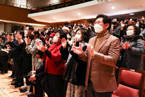 ▲ 이상일 용인특례시장이 관객들과 함께 용인필하모닉오케스트라에 박수를 보내고 있다.