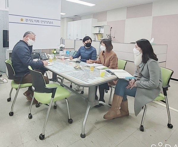 ▲ 이채명 의원, 안양시만의 상징물 설치 추진에 대한 주민의견 청취 모습.