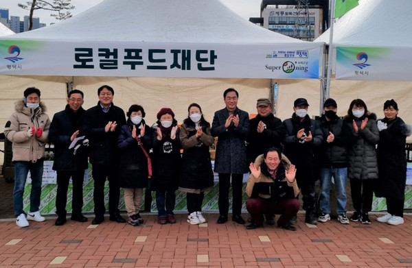 ▲ 정장선 평택시장(오른쪽에서 여섯번째), 농특산물 직거래장터 성료 기념사진 촬영.
