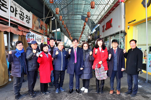 ▲ 의왕시의회 전통시장 방문 단체사진.