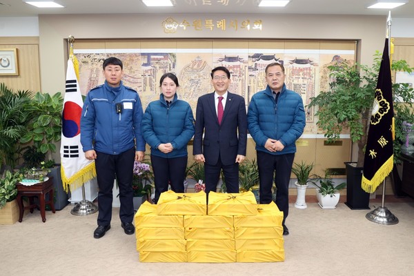▲ 김기정 의장 현업근무자 격려 모습.