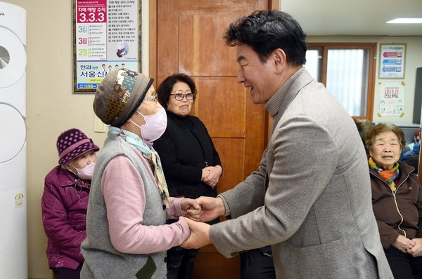 ▲ 김동근 의정부시장, 현장시장실 운영 중인 모습.