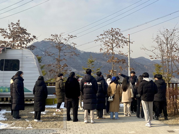 ▲ 동두천시 2023년 동계 대학생 행정인턴 현장견학 진행중인 모습.