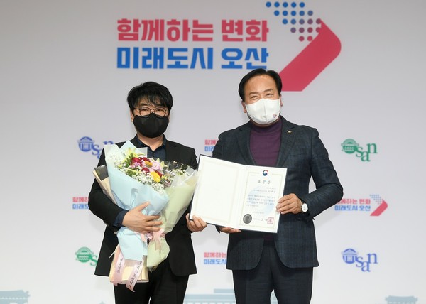 ▲ 이권재오산시장(오른쪽), 이계선 명예사회복지공무원에 장관 표창 전달한 후 함께 기념사진 촬영.