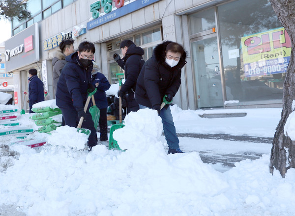 ▲ 관내 주요 시가지 제설작업 동참한 강종만 영광군수.