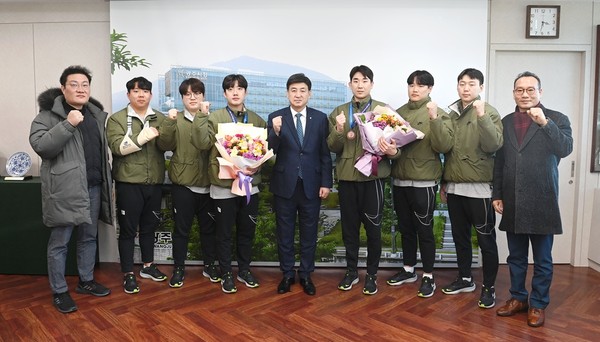 ▲ 방세환 광주시장(가운데), 제26회 아시아 볼링 선수권 대회 메달 봉납식 참석해 기념사진 촬영.