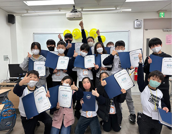 ▲ 동작구 ‘원어민 영어캠프’ 참가 학생들이 수료증을 받고 기념촬영을 하고 있다.