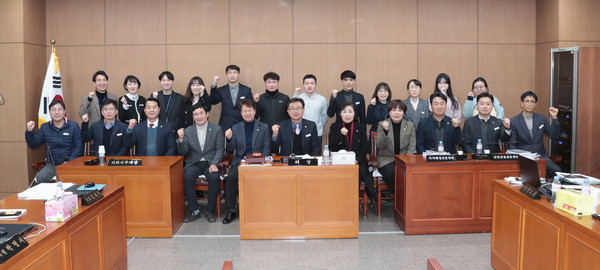 ▲ 이천시의회는 설 연휴가 끝난 25일 제1상임위원회실에서 2023년 이천시의회 조례 입법설명회와 직원별 업무보고를 함께 진행했다.