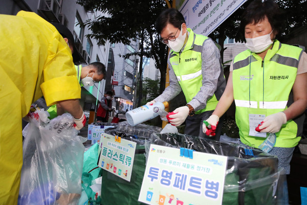 ▲ 재활용정거장에서 자원관리사들과 함께 선별작업을 하는 정원오 성동구청장(사진 가운데).