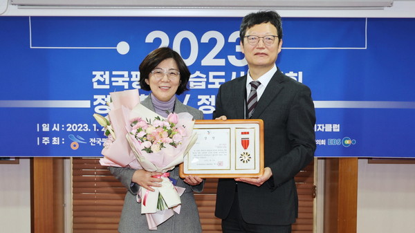 ▲ 김보라 안성시장(왼쪽), 전국평생학습도시협의회 좋은 정책상 수상 기념사진 촬영.