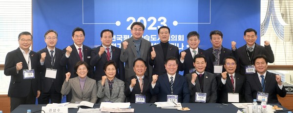▲ 전국평생학습도시협의회총회 개최 기념사진(뒷줄 왼쪽 4번째 이권재 오산시장).