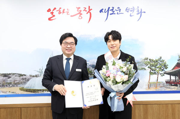 ▲ 박일하 동작구청장이 26일 배우 이시언을 홍보대사로 재위촉했다.