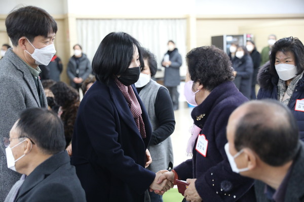 ▲ 이수희 강동구청장이 첫 방문지인 천호2동 주민센터에서 한 주민과 인사를 나누고 있다.