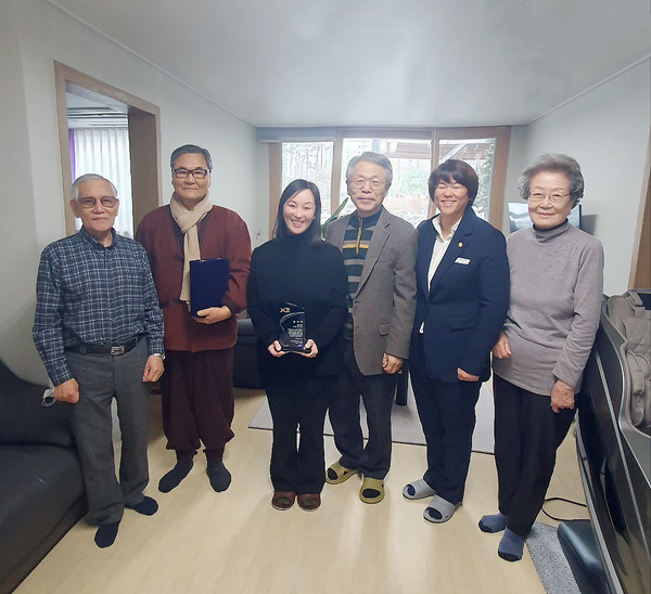 ▲ 감사패 수여 기념촬영하는 하남시의회 박진희 부의장.