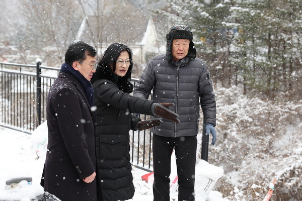 ▲ 수해복구 현장 방문한 주임록 의장.