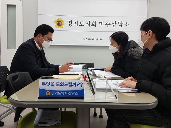 ▲ 경기도교육비특별회계 2023년도 제1차 수시분 공유재산 관리계획안 관련 보고받는 이용욱 의원.