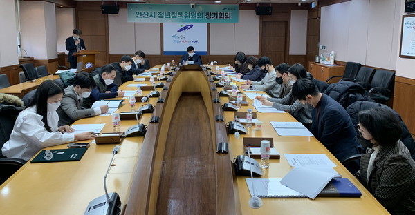 ▲ 안산시, 청년정책위원단과의 간담회 진행중인 모습.