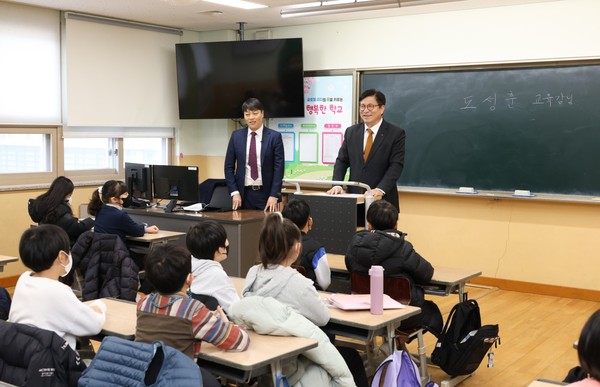 ▲ 도성훈 인천광역시교육감, 실내 마스크 의무 해제 첫날 원동초 현장 방문.