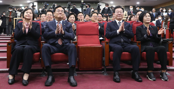 ▲ 정진석·이재명, 초당적 정치개혁 의원모임 출범식 참석 모습. /뉴시스