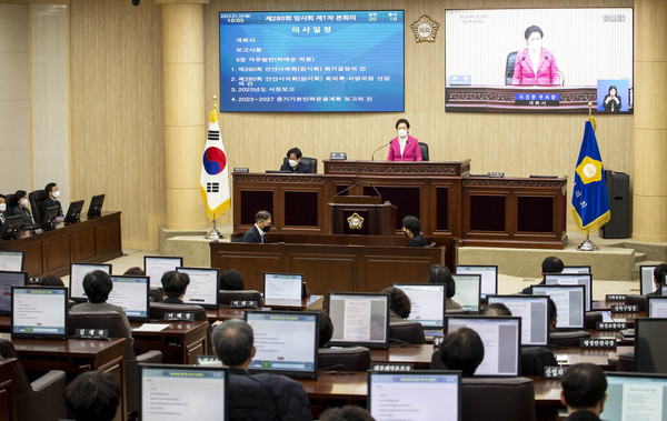 ▲ 안산시의회가 30일 제280회 임시회 제1차 본회의를 개최하면서 올해 첫 회기에 들어갔다. 사진은 이날 본회의 중 한 장면.