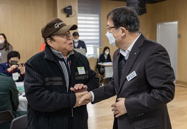 ▲ ‘동 신년 사업보고회’ 시작 전, 주민들과 소통하고 있는 김경호 광진구청장.