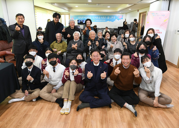 ▲ 이민근 안산시장(첫번째줄 오른쪽에서 세번째), 너비울 경로당 방문해 ‘시민과 함께, 가치토크’ 진행 후 참석자들과 기념사진 촬영.