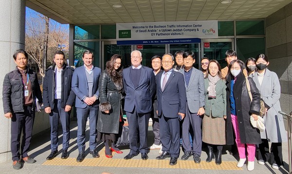 ▲ 사우디아라비아 정부사업 관계자가 스마트시티사업의 선진사례를 벤치마킹하기 위해 지난 30일 부천시를 방문했다.