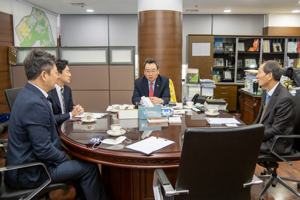 ▲ 31일 위촉장을 받은 강남구의회 고문 변호사들이 김형대 의장과 기념촬영을 하고 있다.(좌측에서 2번째 김형대 의장).