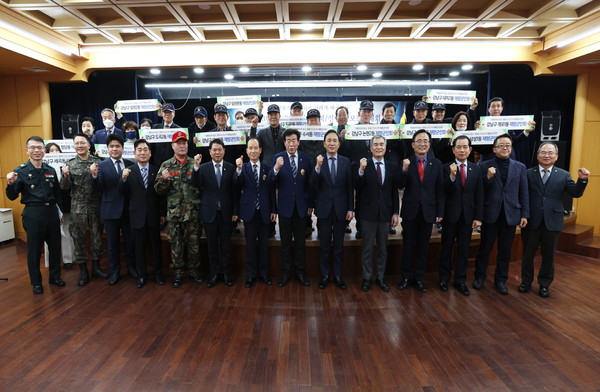▲ 강남구의회 의원들이 행사 참석자들과 기념촬영을 하고 있다.(첫번째 줄 좌측에서 6번째 황영각 복지도시위원장).
