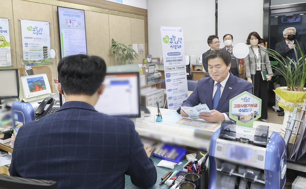 ▲ 임병택 시흥시장, 농협 시흥시청출장소 방문해 기부금 기탁하는 모습.