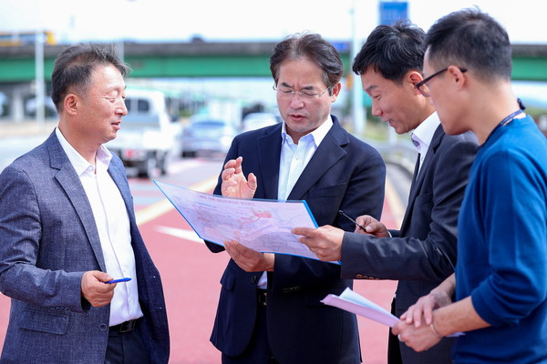 ▲ 이동환 고양시장, 자유로 지하고속도로 사업 점검 중인 모습.