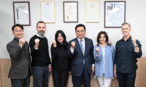 ▲ 한국농수산식품유통공사, 주한미군 등과 김치의 날 제정 확대 및 K-푸드 활성화 협력 모색 후 기념사진 촬영.